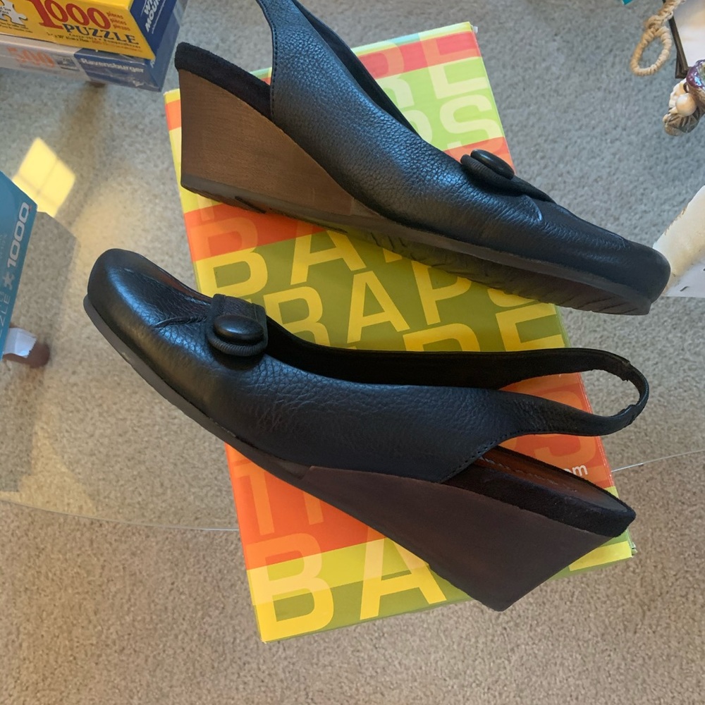 NWT BARE TRAPS SLINGBACK Danielle black wedge